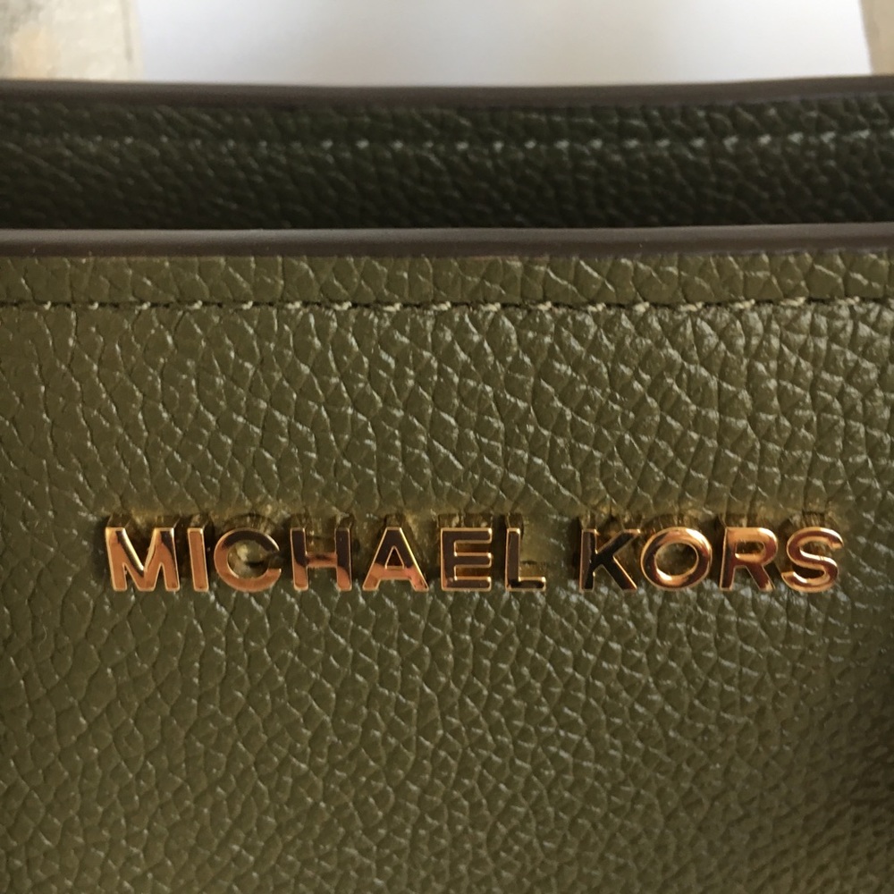 MICHAEL KORS OLIVE/BALLET MESSENGER NWT - Picture 5 of 7